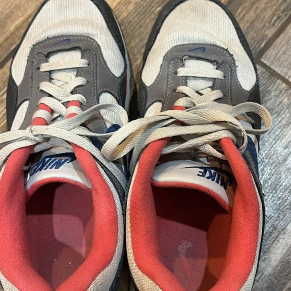 Nike Sneakers with Red and Blue Highlights Size 11 - Picture 2 of 5
